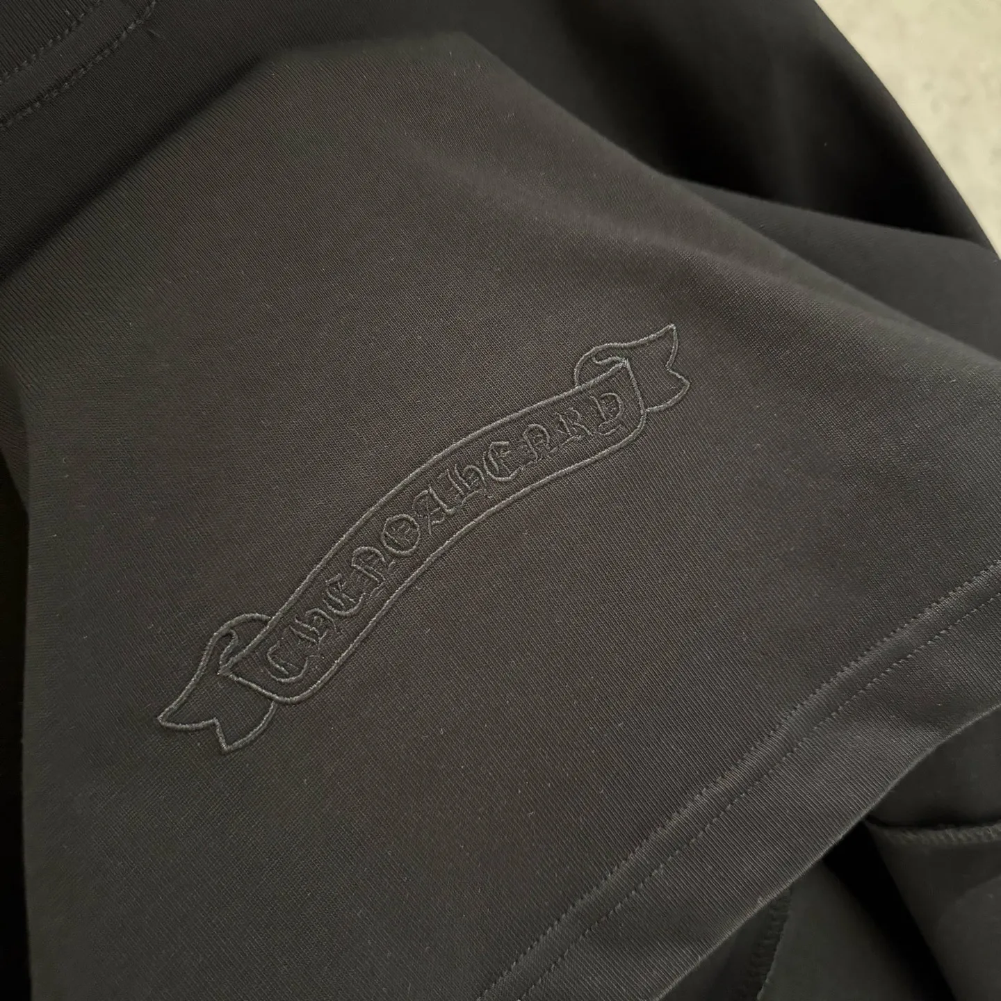 🅿️350 [Strict quality control] CH Croixin's new long-sleeved sweatshirt T-shirt. Heavy 420g double yarn fabric. Beaded and embroidered on the front. Wash the whole garment twice. Frayed and torn on all four sides. Heavy fabric. The neckline is made of icy Salona. Loose fit. Deep, wide and stylish. No deformation or shrinkage. Color: 3 colors, black, white and gray. Size: M-2xl